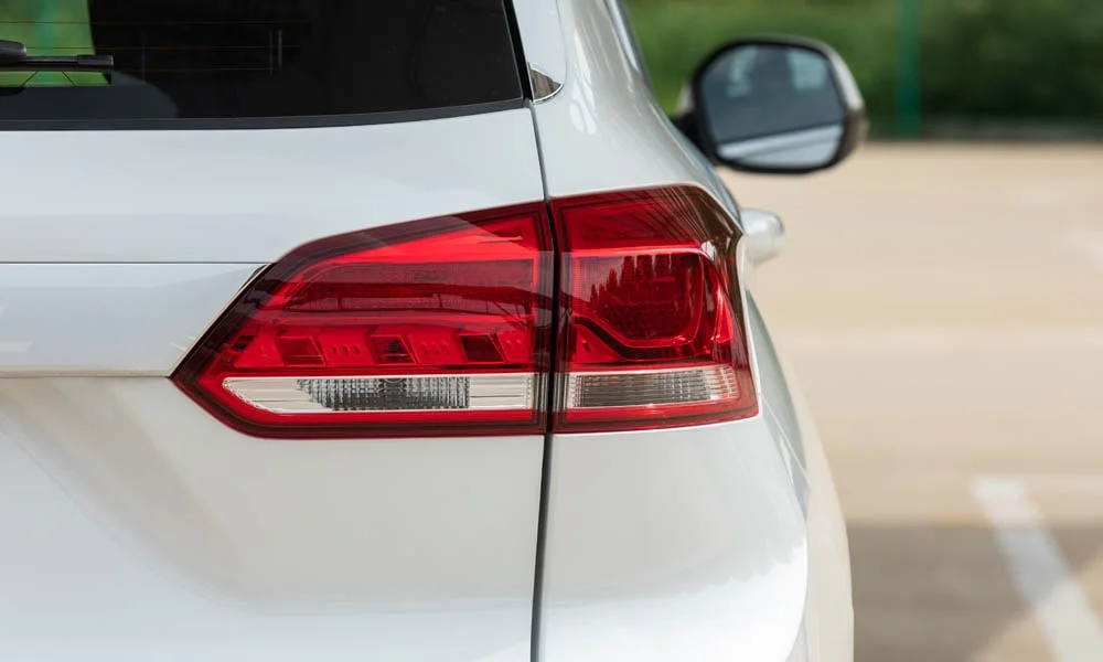 Фото Haval H6 Coupe — задние фонари. Рассеиватель фонаря вблизи: компоновка секций габарита, стопа и поворотника Haval H6 Coupe — задние фонари