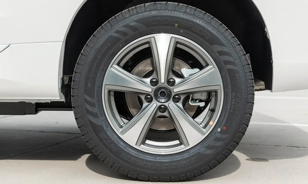 Фото Haval H6 Coupe — колесо и диск. Пятилучевой диск — классика, лёгкая в мойке и визуально стройная. Рекомендованные размеры шин и давление — на табличке в проёме водительской двери Haval H6 Coupe — колесо и диск