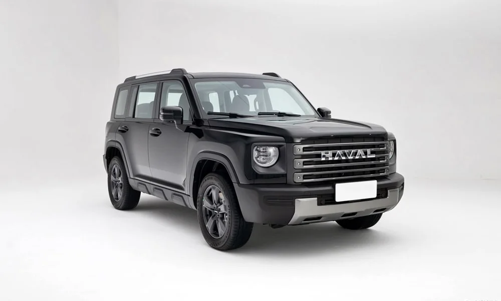 Фото Haval Raptor (2024) — вид спереди, фото 5. Чёрный кузов, строгая симметрия оптики — базовый ракурс знакомства с дизайном. Дневные ходовые огни включаются автоматически с запуском Haval Raptor (2024) — вид спереди, фото 5