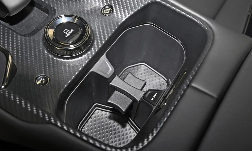 Фото Haval Raptor (2024) — селектор коробки передач. Селектор трансмиссии на центральной консоли. Автохолд удерживает машину на светофоре без ноги на тормозе Haval Raptor (2024) — селектор коробки передач