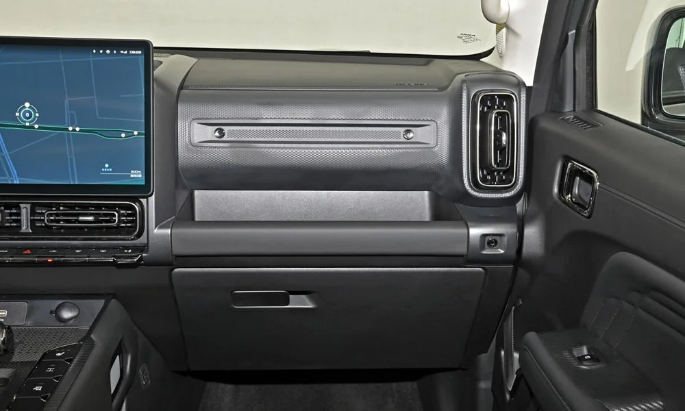 Фото Haval Raptor (2024) — перчаточный ящик. Бардачок открыт: объём и отделка ниши Haval Raptor (2024) — перчаточный ящик