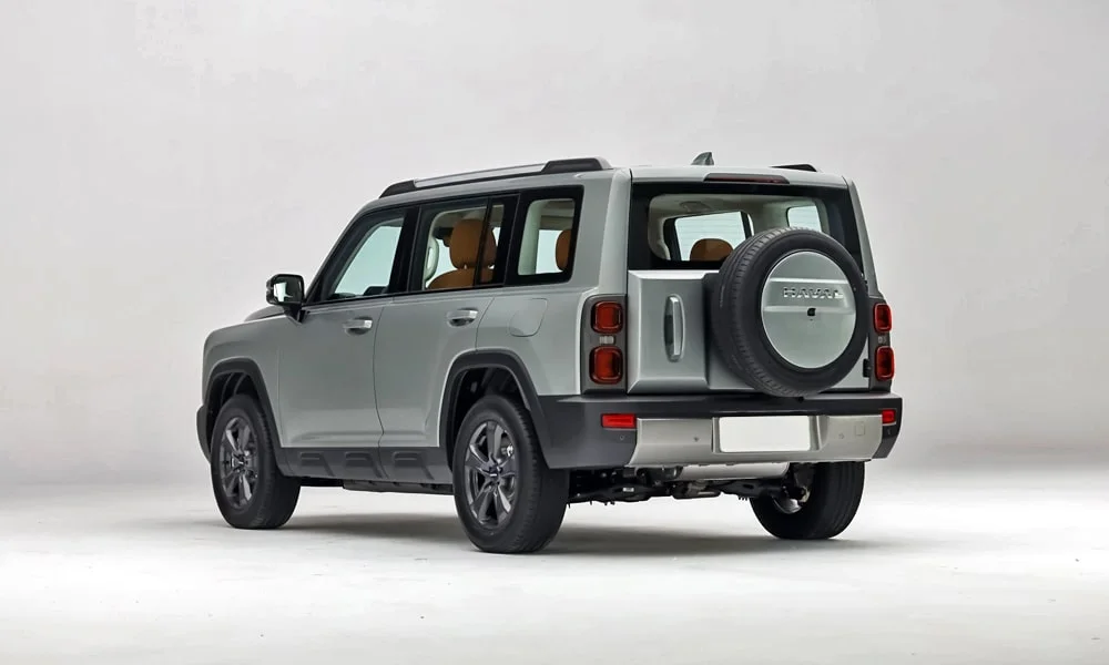 Фото Haval Raptor (2024) — вид сзади, фото 3. Корма в сером цвете: графика фонарей и пластика пятой двери Haval Raptor (2024) — вид сзади, фото 3