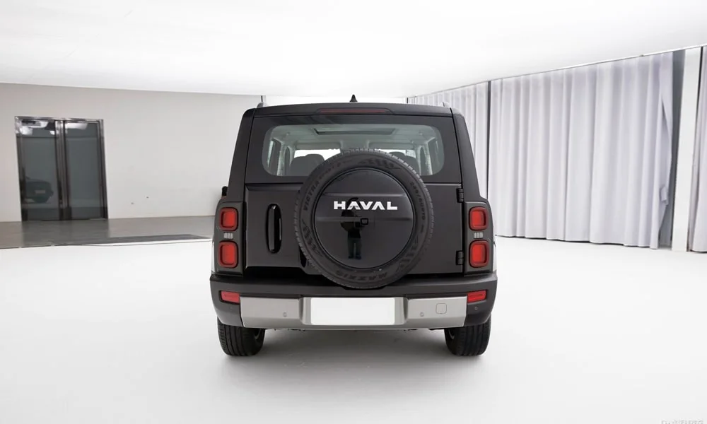 Фото Haval Raptor (2024) — вид сзади, фото 5. Корма в чёрном цвете: графика фонарей и пластика пятой двери. Насадки выхлопа или их имитация внизу бампера различают версии Haval Raptor (2024) — вид сзади, фото 5
