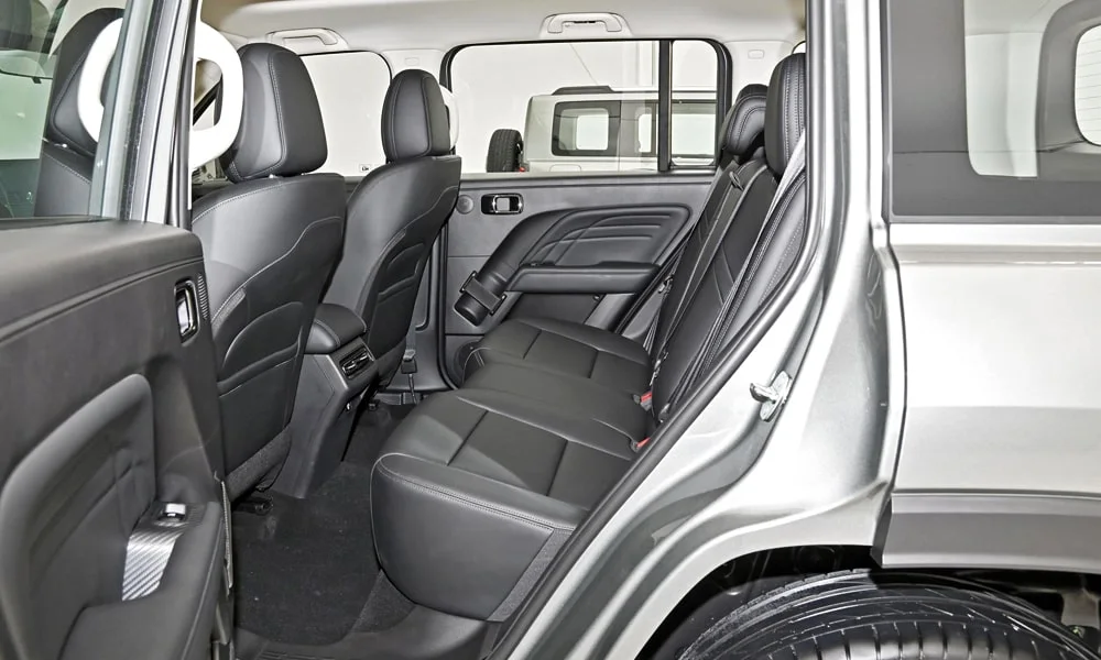 Фото Haval Raptor (2024) — задние сиденья. Посадка второго ряда: подголовники и подлокотник. Крепления ISOFIX для детских кресел — в основании спинки Haval Raptor (2024) — задние сиденья