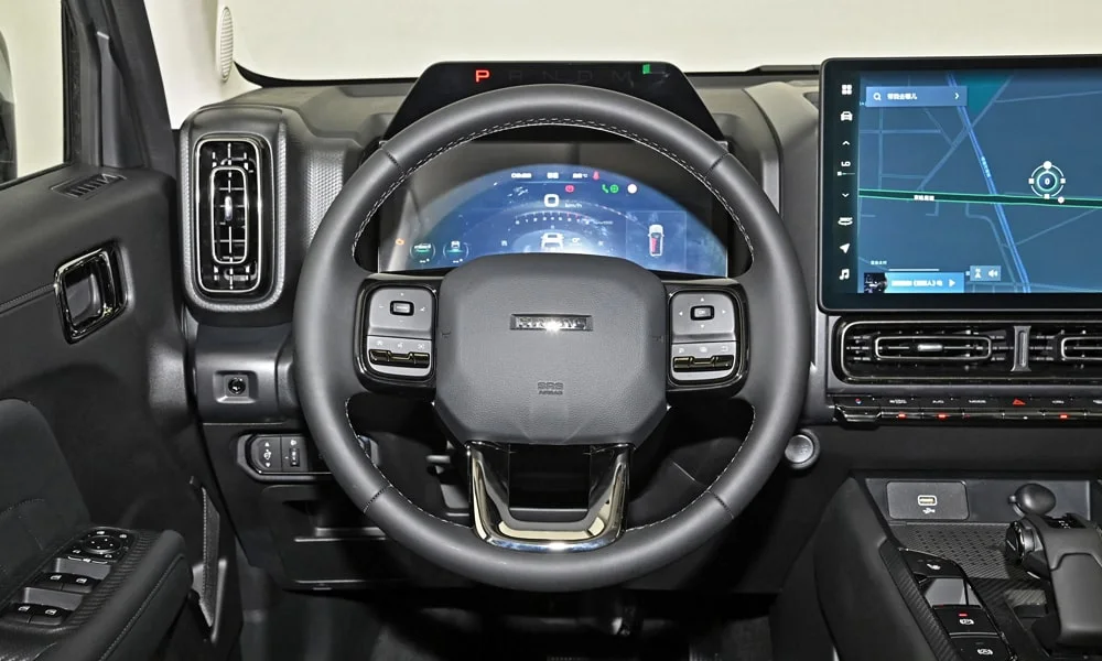 Фото Haval Raptor (2024) — руль. Обшивка обода и компоновка спиц крупным планом. Обогрев обода — опция, которую оценят зимой Haval Raptor (2024) — руль
