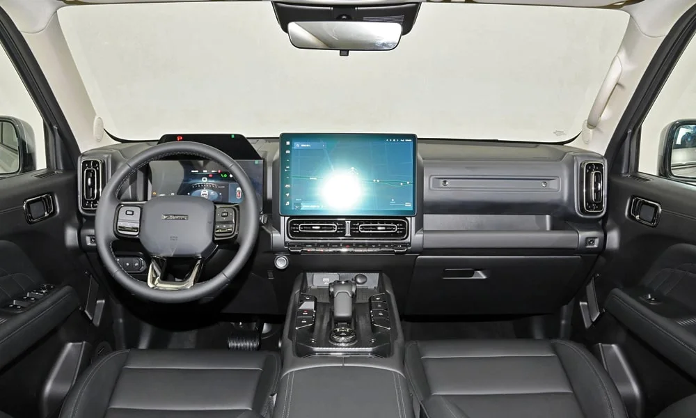 Фото Haval Raptor (2024) — руль, фото 2. Штурвал-йок вместо классического руля — авангардное решение. Обогрев обода — опция, которую оценят зимой Haval Raptor (2024) — руль, фото 2
