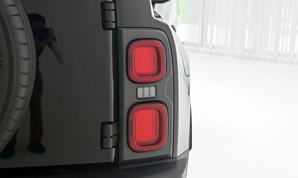 Фото Haval Raptor (2024) — задние фонари. Графика секций крупным планом — ночная подпись модели Haval Raptor (2024) — задние фонари