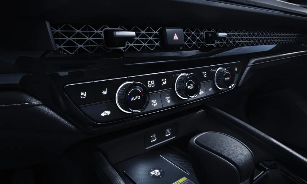 Фото Honda Accord — блок климат-контроля. Панель климата крупным планом — регулировки доступны на ощупь. Отдельные клавиши климата удобнее сенсорных меню в движении Honda Accord — блок климат-контроля