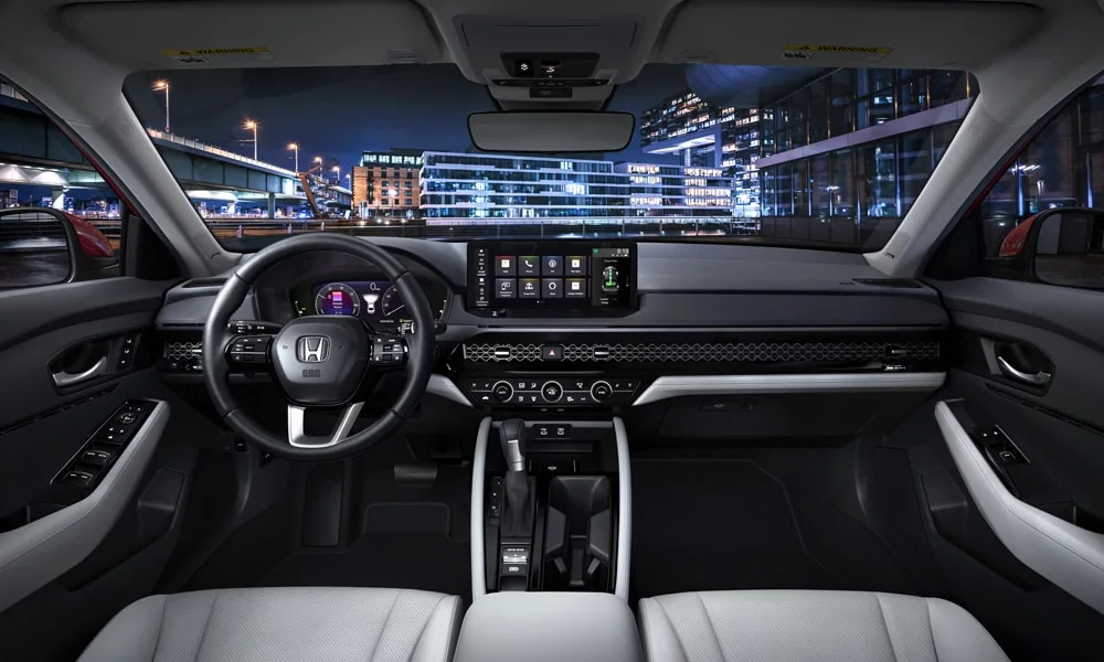 Фото Honda Accord — передняя панель. Компоновка экранов, дефлекторов и консоли. Минимум физических кнопок — ставка на экранное управление Honda Accord — передняя панель