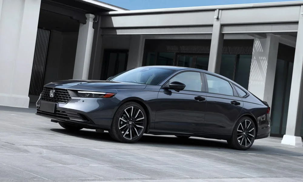 Фото Honda Accord — вид спереди, фото 5. Анфас: пропорции капота, посадка кузова и графика ходовых огней. Дневные ходовые огни включаются автоматически с запуском Honda Accord — вид спереди, фото 5