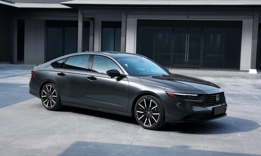 Фото Honda Accord — вид спереди, фото 6. Передок в сером исполнении — крупная светотехника и выразительный бампер. Дневные ходовые огни включаются автоматически с запуском Honda Accord — вид спереди, фото 6