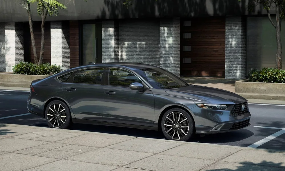 Фото Honda Accord — вид спереди, фото 7. Анфас: пропорции капота, посадка кузова и графика ходовых огней. Рисунок ходовых огней — подпись модели, по нему её узнают в потоке Honda Accord — вид спереди, фото 7