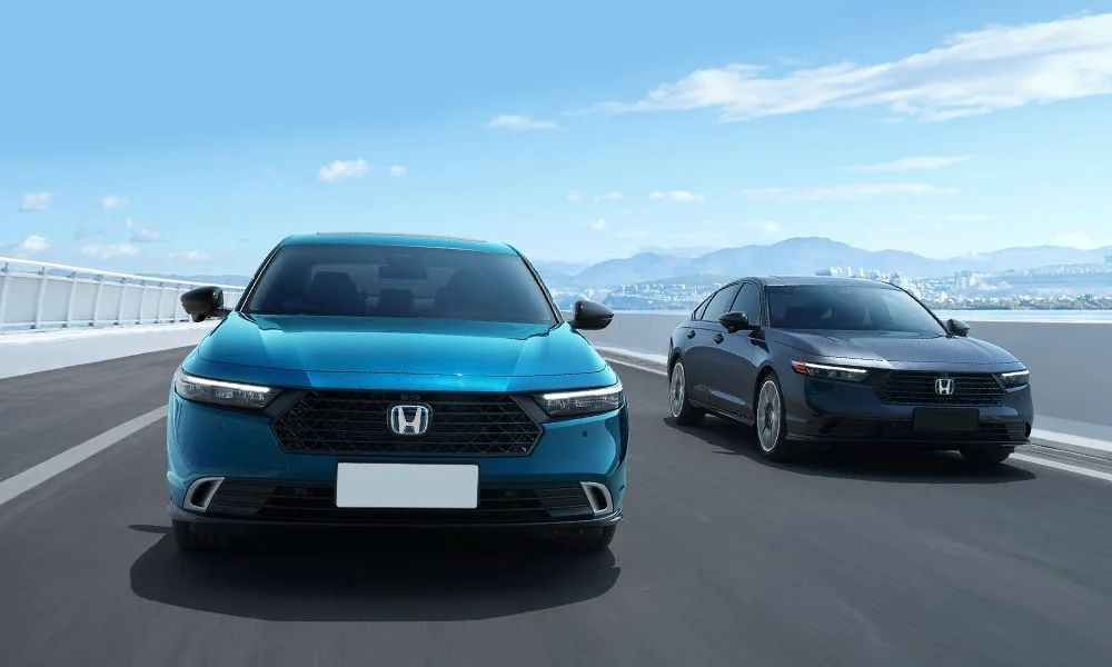 Фото Honda Accord — вид спереди, фото 8. Кузов в синем цвете: рисунок оптики и решётки задаёт узнаваемое «лицо» модели Honda Accord — вид спереди, фото 8