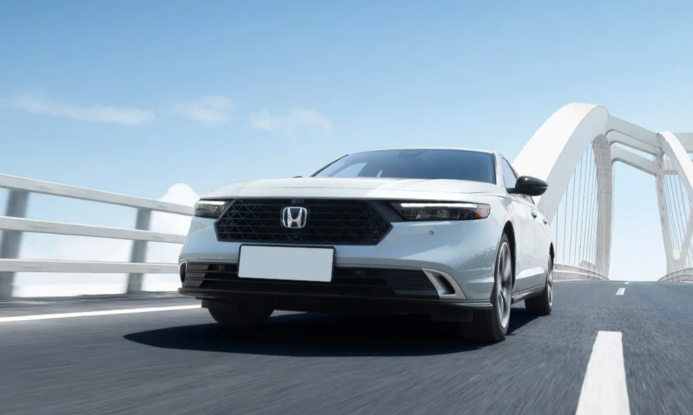 Фото Honda Accord — вид спереди, фото 9. Анфас: пропорции капота, посадка кузова и графика ходовых огней. Рисунок ходовых огней — подпись модели, по нему её узнают в потоке Honda Accord — вид спереди, фото 9