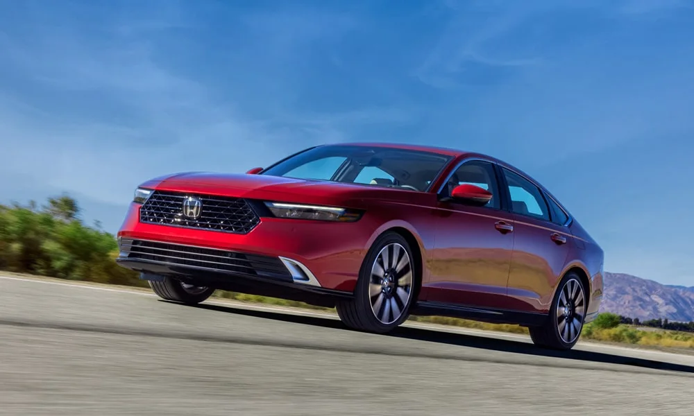 Фото Honda Accord — вид спереди, фото 10. Кузов в красном цвете: рисунок оптики и решётки задаёт узнаваемое «лицо» модели Honda Accord — вид спереди, фото 10