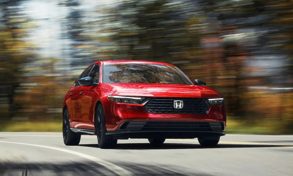Фото Honda Accord — вид спереди, фото 11. Красный кузов, строгая симметрия оптики — базовый ракурс знакомства с дизайном. Рисунок ходовых огней — подпись модели, по нему её узнают в потоке Honda Accord — вид спереди, фото 11