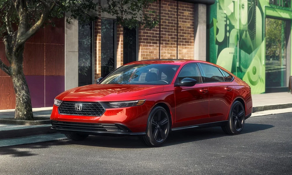 Фото Honda Accord — вид спереди, фото 12. Кузов в красном цвете: рисунок оптики и решётки задаёт узнаваемое «лицо» модели. Дневные ходовые огни включаются автоматически с запуском Honda Accord — вид спереди, фото 12