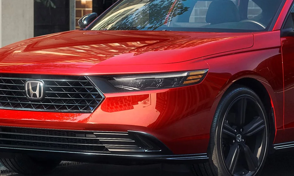 Фото Honda Accord — вид спереди, фото 13. Анфас: пропорции капота, посадка кузова и графика ходовых огней. Рисунок ходовых огней — подпись модели, по нему её узнают в потоке Honda Accord — вид спереди, фото 13