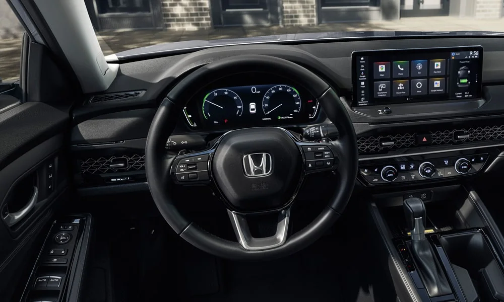 Фото Honda Accord — приборная панель. Экран приборов за рулём — вся ходовая информация перед глазами. Запас хода и расход выводятся крупно — главные цифры ежедневных поездок Honda Accord — приборная панель