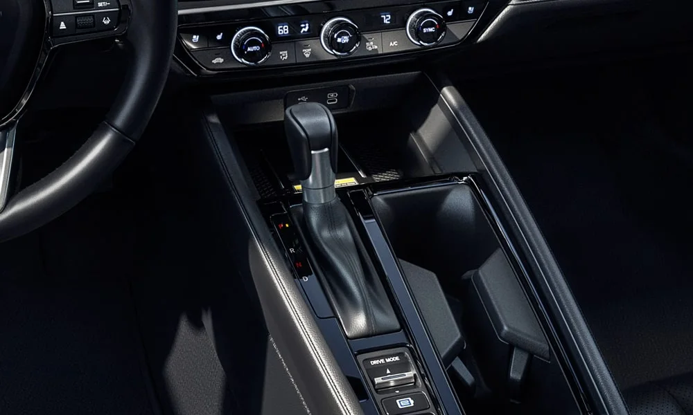 Фото Honda Accord — селектор коробки передач. Управление коробкой: компактный селектор освобождает место на тоннеле. Режимы движения и электронный ручник собраны рядом с селектором Honda Accord — селектор коробки передач