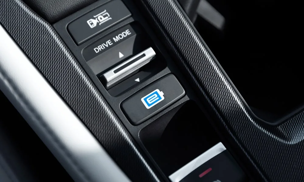 Фото Honda Accord — интерьер. Общий план салона: архитектура панели, консоль и кресла. Уровень отделки читается по стыкам панелей и мягким поверхностям в зонах касания Honda Accord — интерьер