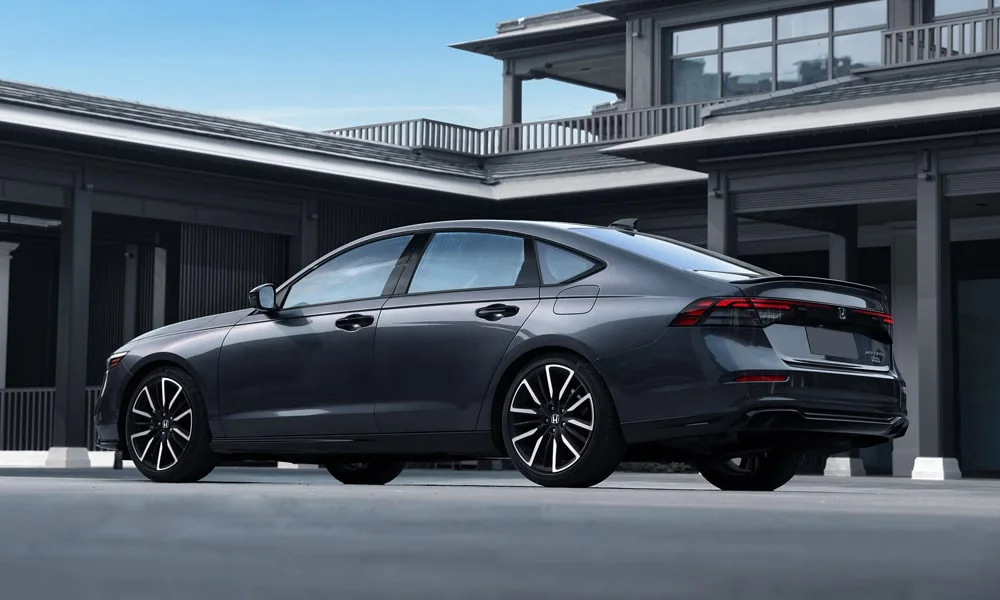 Фото Honda Accord — вид сзади, фото 3. Графика фонарей, бампер и оформление пятой двери. Светодиодная полоса или раздельные секции — задняя оптика стала главным украшением кормы Honda Accord — вид сзади, фото 3