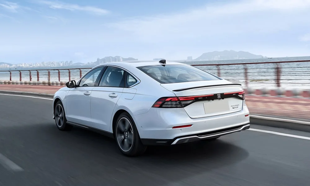 Фото Honda Accord — вид сзади, фото 5. Графика фонарей, бампер и оформление пятой двери Honda Accord — вид сзади, фото 5