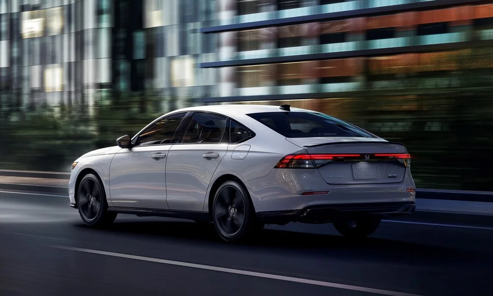 Фото Honda Accord — вид сзади, фото 6. Корма в белом цвете: графика фонарей и пластика пятой двери Honda Accord — вид сзади, фото 6