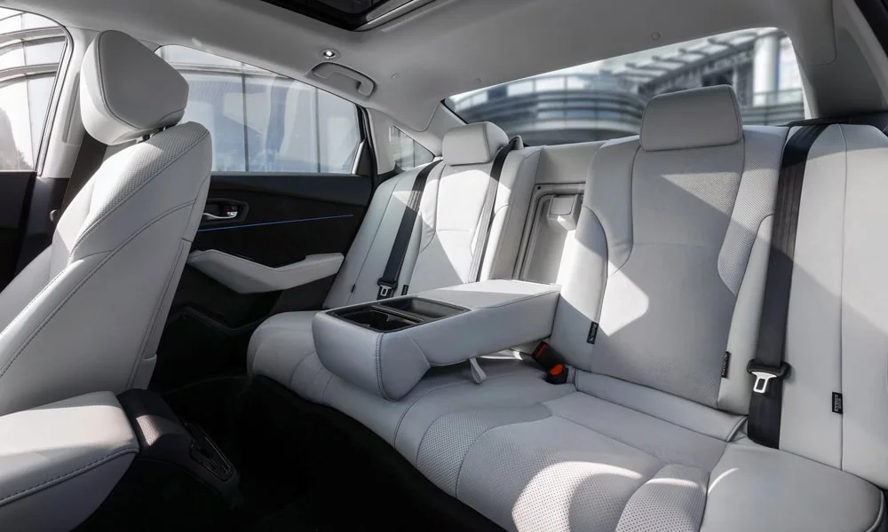 Фото Honda Accord — задние сиденья. Посадка второго ряда: подголовники и подлокотник Honda Accord — задние сиденья