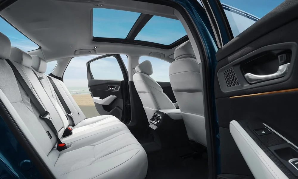 Фото Honda Accord — задние сиденья, фото 2. Посадка второго ряда: подголовники и подлокотник. Крепления ISOFIX для детских кресел — в основании спинки Honda Accord — задние сиденья, фото 2