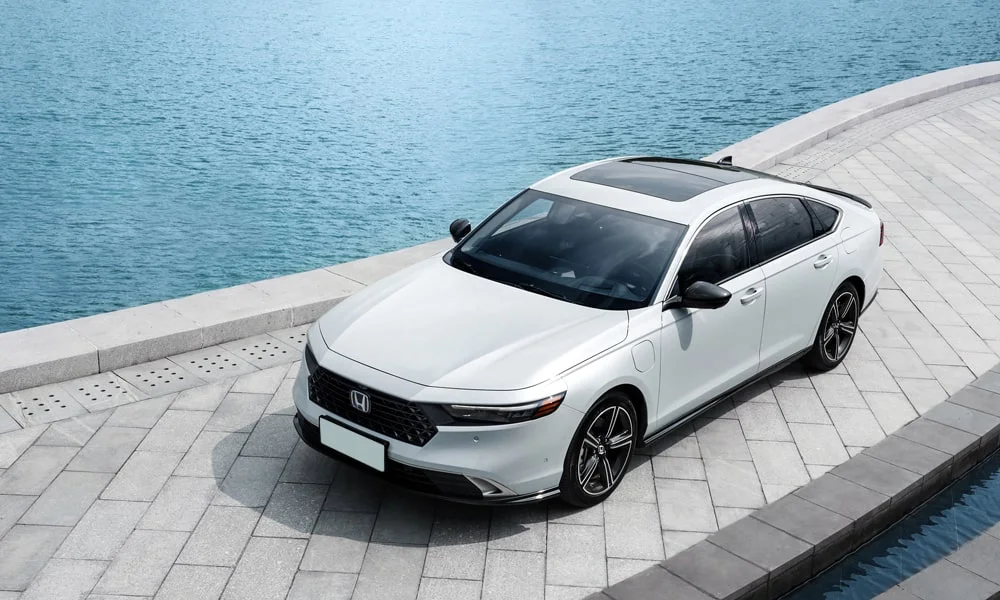Фото Honda Accord — крыша. Крыша сверху: остекление, рейлинги и антенна-плавник. Рейлинги рассчитаны на поперечины для бокса или велокреплений Honda Accord — крыша