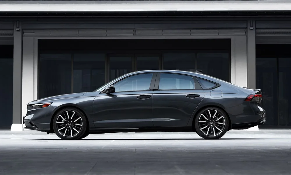 Фото Honda Accord — вид сбоку. Профиль кузова: колёсная база, свесы и линия остекления. Хромированные или чёрные молдинги окон отличают комплектации Honda Accord — вид сбоку