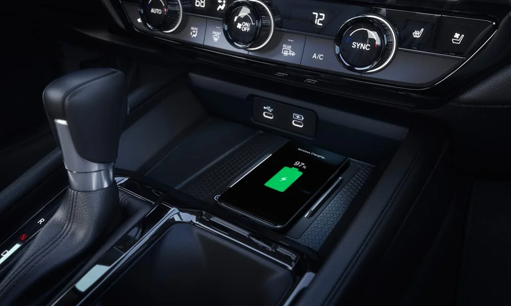Фото Honda Accord — беспроводная зарядка. Площадка для смартфона: зарядка без проводов. Прорезиненное покрытие удерживает телефон в поворотах; мощность зарядки — в характеристиках версии Honda Accord — беспроводная зарядка