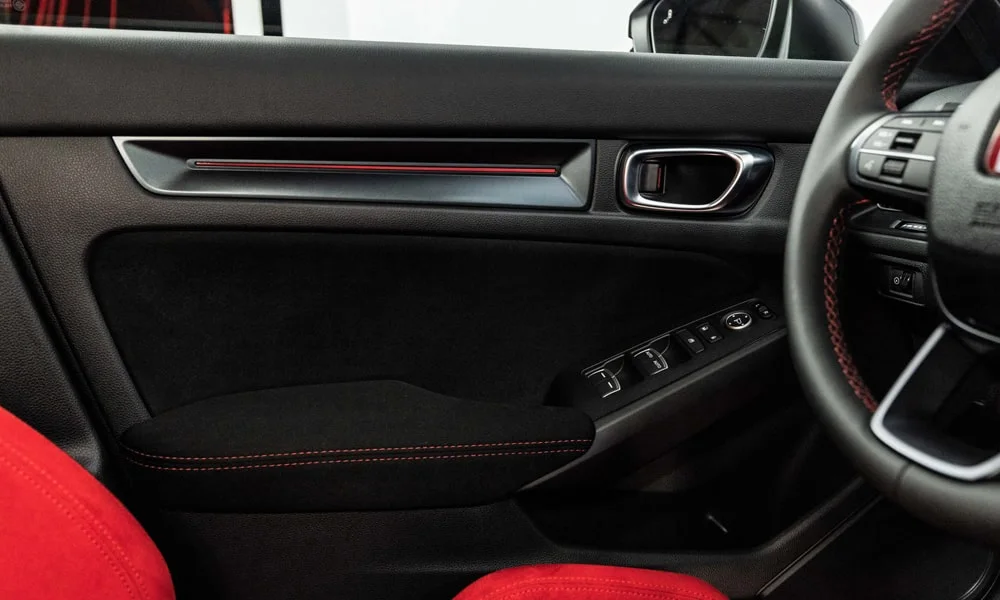 Фото Honda Civic Type R (2024) — дверная карта. Подлокотник, динамик и блок стеклоподъёмников. Мягкая вставка в зоне локтя — то, что чувствуешь каждый день Honda Civic Type R (2024) — дверная карта