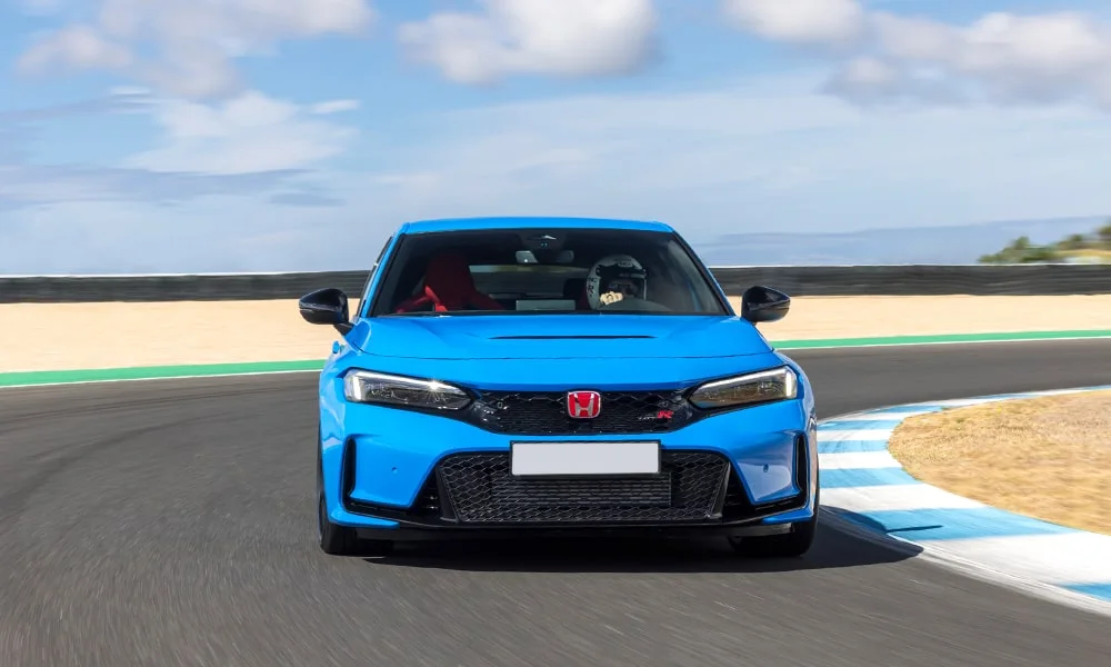 Фото Honda Civic Type R (2024) — вид спереди, фото 6. Анфас: пропорции капота, посадка кузова и графика ходовых огней Honda Civic Type R (2024) — вид спереди, фото 6