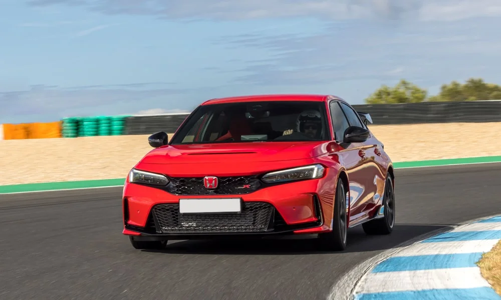 Фото Honda Civic Type R (2024) — вид спереди, фото 7. Передок в красном исполнении — крупная светотехника и выразительный бампер. Дневные ходовые огни включаются автоматически с запуском Honda Civic Type R (2024) — вид спереди, фото 7