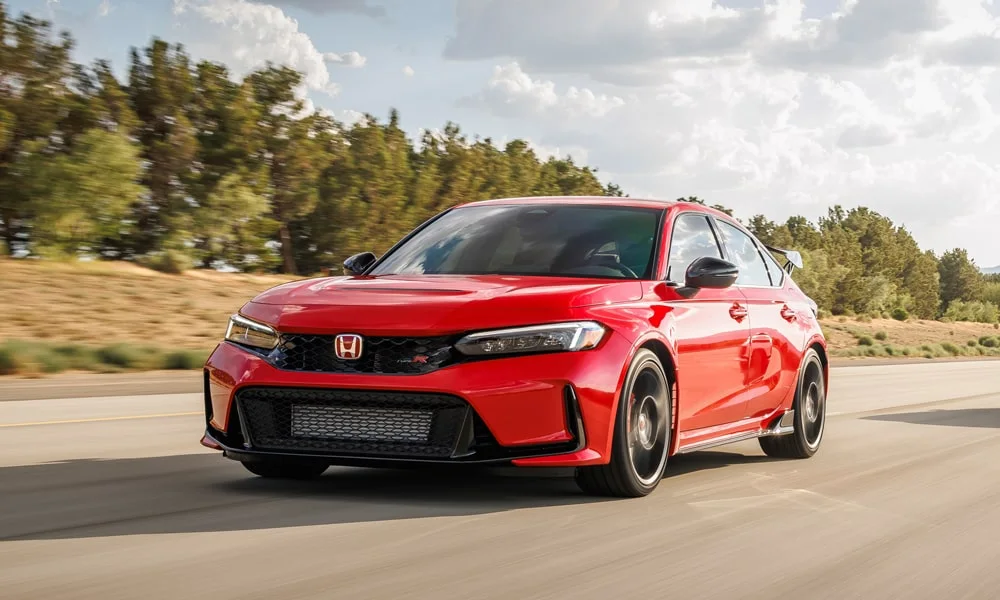 Фото Honda Civic Type R (2024) — вид спереди, фото 10. Оптика, решётка и бампер — первое впечатление о модели. Рисунок ходовых огней — подпись модели, по нему её узнают в потоке Honda Civic Type R (2024) — вид спереди, фото 10