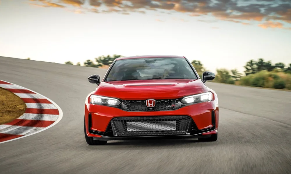 Фото Honda Civic Type R (2024) — вид спереди, фото 11. Красный кузов, строгая симметрия оптики — базовый ракурс знакомства с дизайном Honda Civic Type R (2024) — вид спереди, фото 11