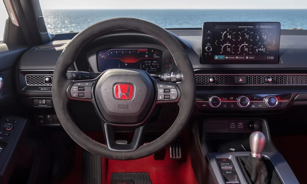 Фото Honda Civic Type R (2024) — приборная панель. Скорость, запас хода и подсказки ассистентов перед глазами Honda Civic Type R (2024) — приборная панель