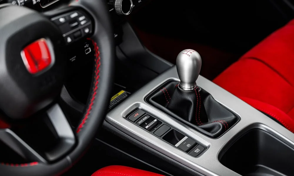 Фото Honda Civic Type R (2024) — селектор коробки передач. Селектор трансмиссии на центральной консоли. Автохолд удерживает машину на светофоре без ноги на тормозе Honda Civic Type R (2024) — селектор коробки передач