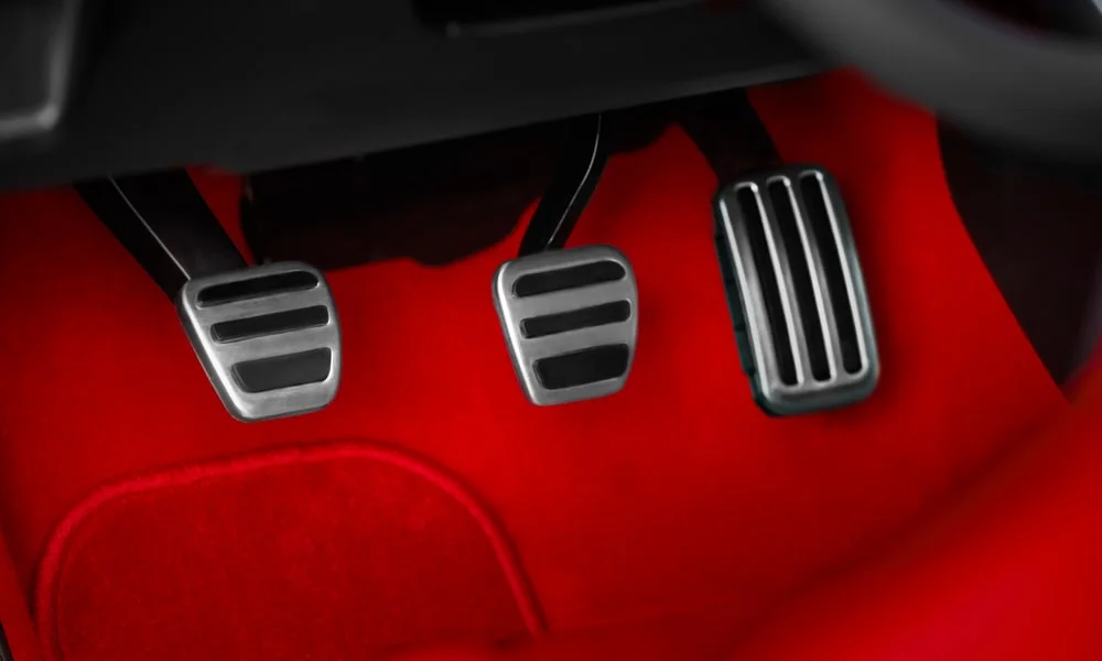 Фото Honda Civic Type R (2024) — педали. Педали крупным планом: расположение и накладки. Металлические накладки — атрибут спортивных комплектаций Honda Civic Type R (2024) — педали