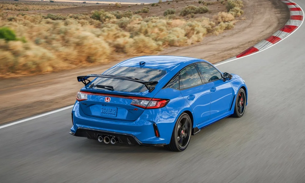 Фото Honda Civic Type R (2024) — вид сзади, фото 5. Линия крыши, стойки и задняя дверь в синем исполнении. Светодиодная полоса или раздельные секции — задняя оптика стала главным украшением кормы Honda Civic Type R (2024) — вид сзади, фото 5