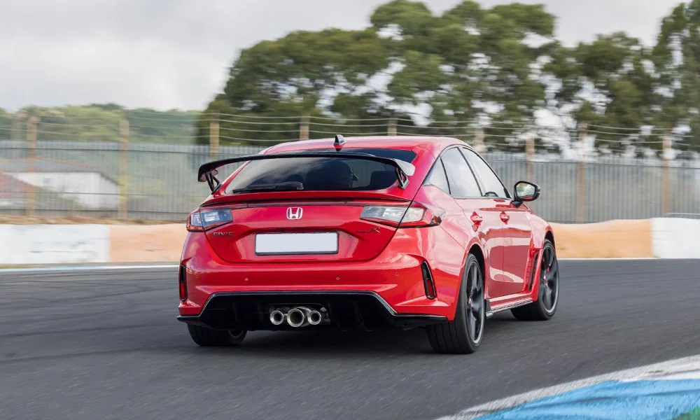 Фото Honda Civic Type R (2024) — вид сзади, фото 6. Линия крыши, стойки и задняя дверь в красном исполнении. Светодиодная полоса или раздельные секции — задняя оптика стала главным украшением кормы Honda Civic Type R (2024) — вид сзади, фото 6