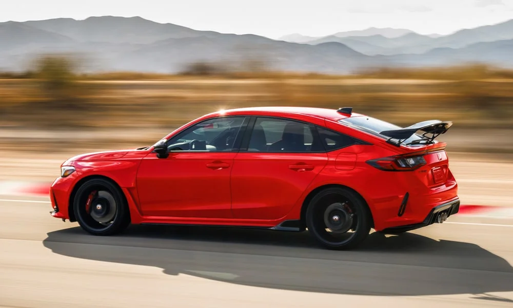 Фото Honda Civic Type R (2024) — вид сзади, фото 7. Корма в красном цвете: графика фонарей и пластика пятой двери. Светодиодная полоса или раздельные секции — задняя оптика стала главным украшением кормы Honda Civic Type R (2024) — вид сзади, фото 7