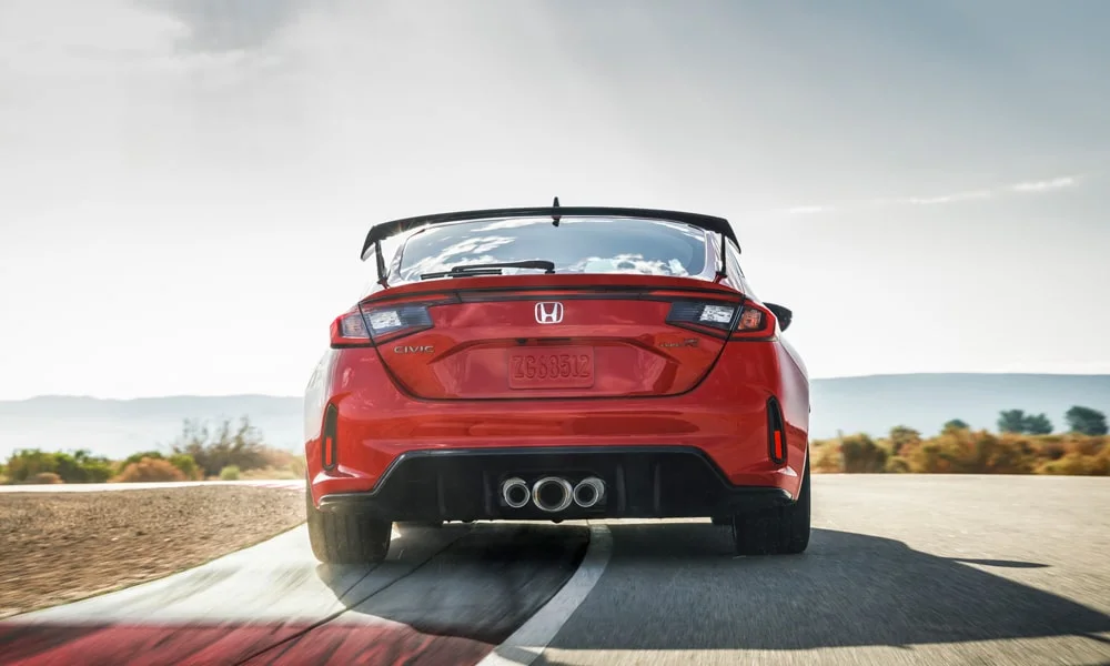 Фото Honda Civic Type R (2024) — вид сзади, фото 9. Графика фонарей, бампер и оформление пятой двери. Светодиодная полоса или раздельные секции — задняя оптика стала главным украшением кормы Honda Civic Type R (2024) — вид сзади, фото 9