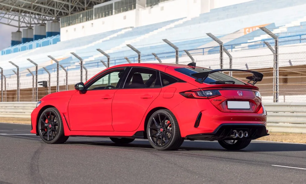Фото Honda Civic Type R (2024) — вид сзади, фото 10. Корма в красном цвете: графика фонарей и пластика пятой двери Honda Civic Type R (2024) — вид сзади, фото 10