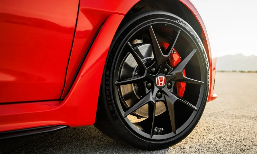 Фото Honda Civic Type R (2024) — колесо и диск. Дизайн спиц и профиль резины крупным планом. Индекс скорости и нагрузки читается на боковине шины Honda Civic Type R (2024) — колесо и диск