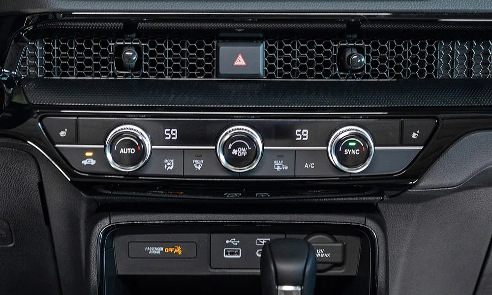 Фото Honda CR-V (2024) — блок климат-контроля. Панель климата крупным планом — регулировки доступны на ощупь. Отдельные клавиши климата удобнее сенсорных меню в движении Honda CR-V (2024) — блок климат-контроля