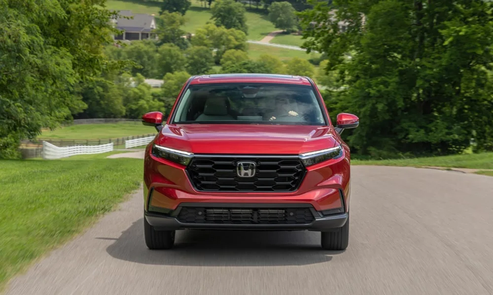Фото Honda CR-V (2024) — вид спереди, фото 5. Оптика, решётка и бампер — первое впечатление о модели. Рисунок ходовых огней — подпись модели, по нему её узнают в потоке Honda CR-V (2024) — вид спереди, фото 5