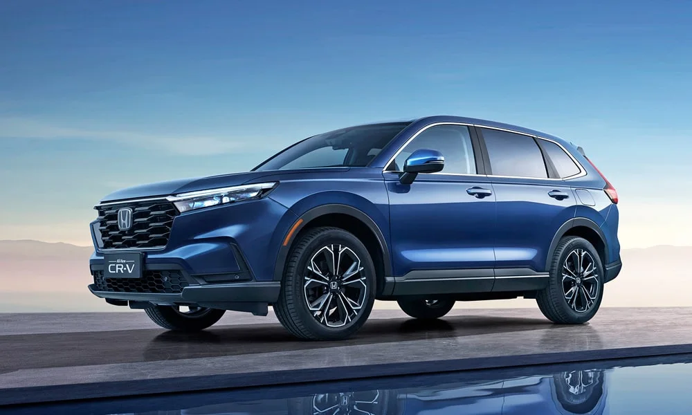 Фото Honda CR-V (2024) — вид спереди, фото 8. Синий кузов, строгая симметрия оптики — базовый ракурс знакомства с дизайном Honda CR-V (2024) — вид спереди, фото 8